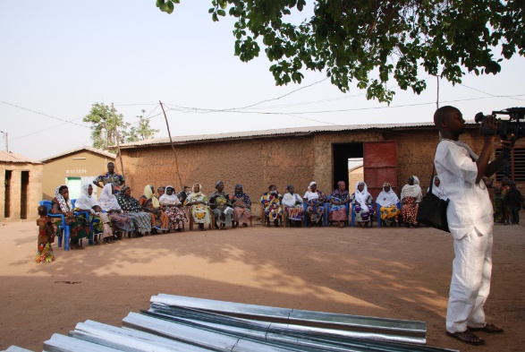 Donne in attesa di ricevere i soldi del micro-credito
